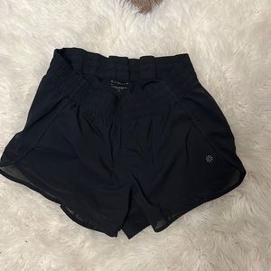 Athleta || women’s medium || athletic shorts || 4 inch inseam || black